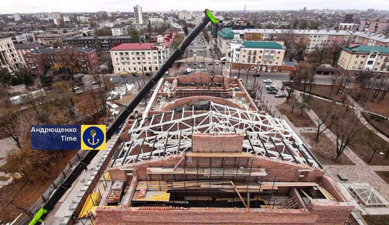 Россияне перешли к установке каркаса крыши в драматическом театре Андрющенко показал, как сейчас выглядит драматический театр в Мариуполе
