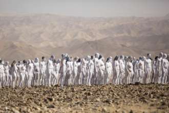 Фото: Amir Levy/Getty Images Сотни голых людей возле моря: фотограф необычным способом привлек внимание к экологической проблеме