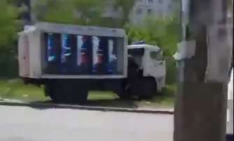 Окупанти у Маріуполі транслюють російську пропаганду прямо на вулицях/Фото: скріншот з відео Маріуполь