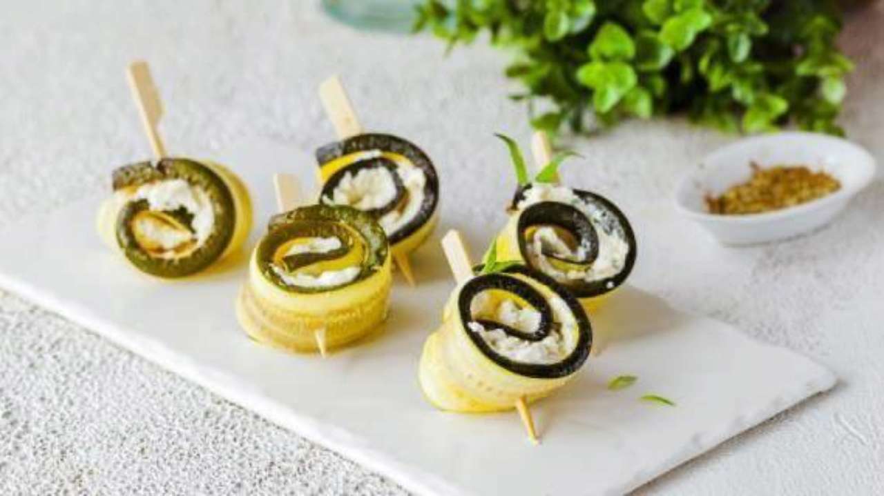 Рецепт м'ясних рулетиків з цукіні/Фото: pinterest М'ясні рулетики з цукіні: рецепт смачної літної страви