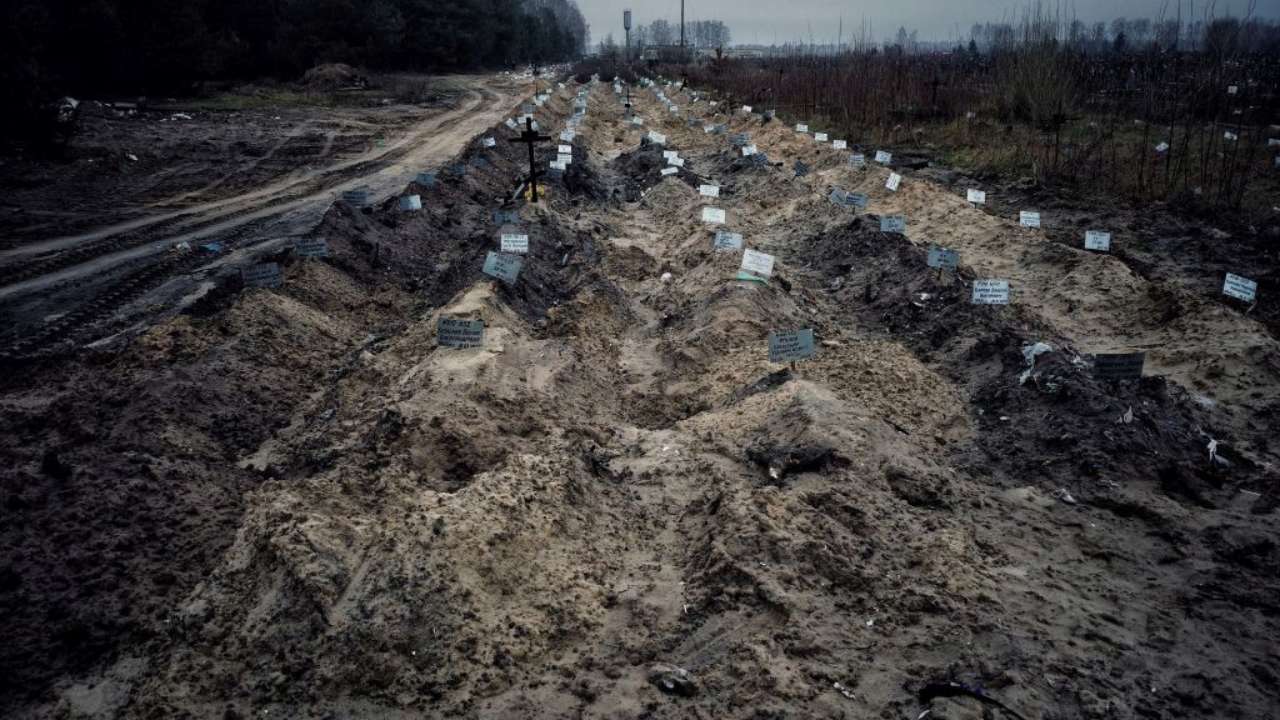Посеред Маріуполя виявили нові могили/Фото: Getty Images Посеред Маріуполя виявили нові могили/Фото: Getty Images