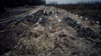 Посеред Маріуполя виявили нові могили/Фото: Getty Images Посеред Маріуполя виявили нові могили/Фото: Getty Images