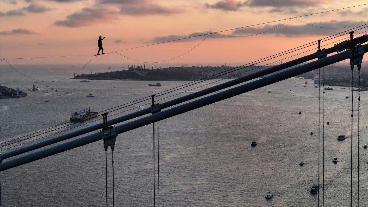 Яан Рус над Босфором / Фото: trthaber Эстонский акробат совершил невозможное: прошел по канату над Босфором