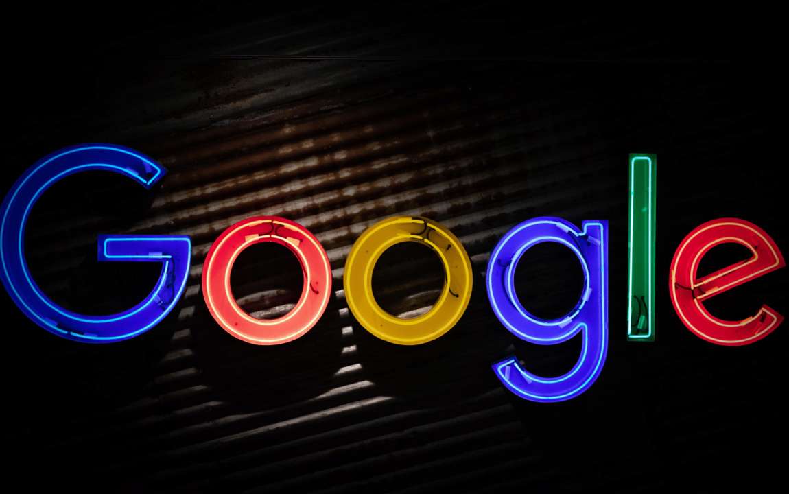 Неоновая вывеска с логотипом Google