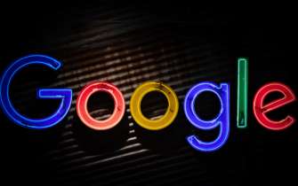 Google поздравил украинцев с Днем Независимости новым дудлом/Фото: Mitchell Luo/Getty Images Неоновая вывеска с логотипом Google