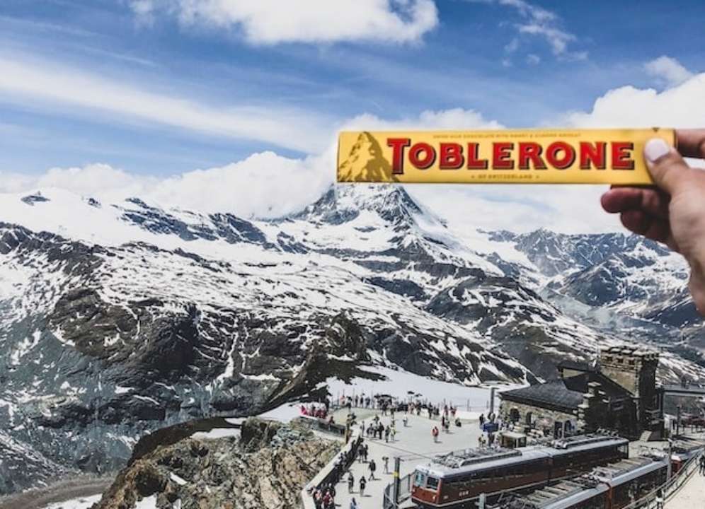 Шоколадка Toblerone на тлі гори Маттерхорн