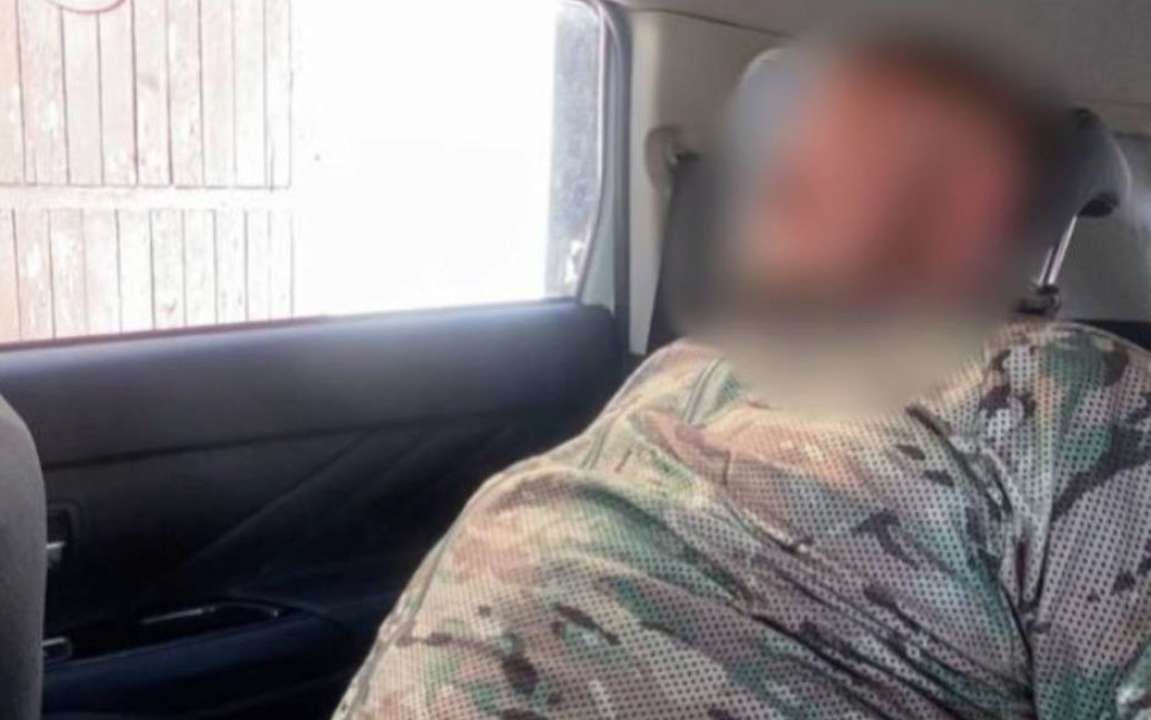 Мужчина в военной форме угрожал верующим церкви в Ровенской области / фото: Патрульная полиция Ровенской области Мужчина в военной форме угрожал верующим церкви в Ровенской области