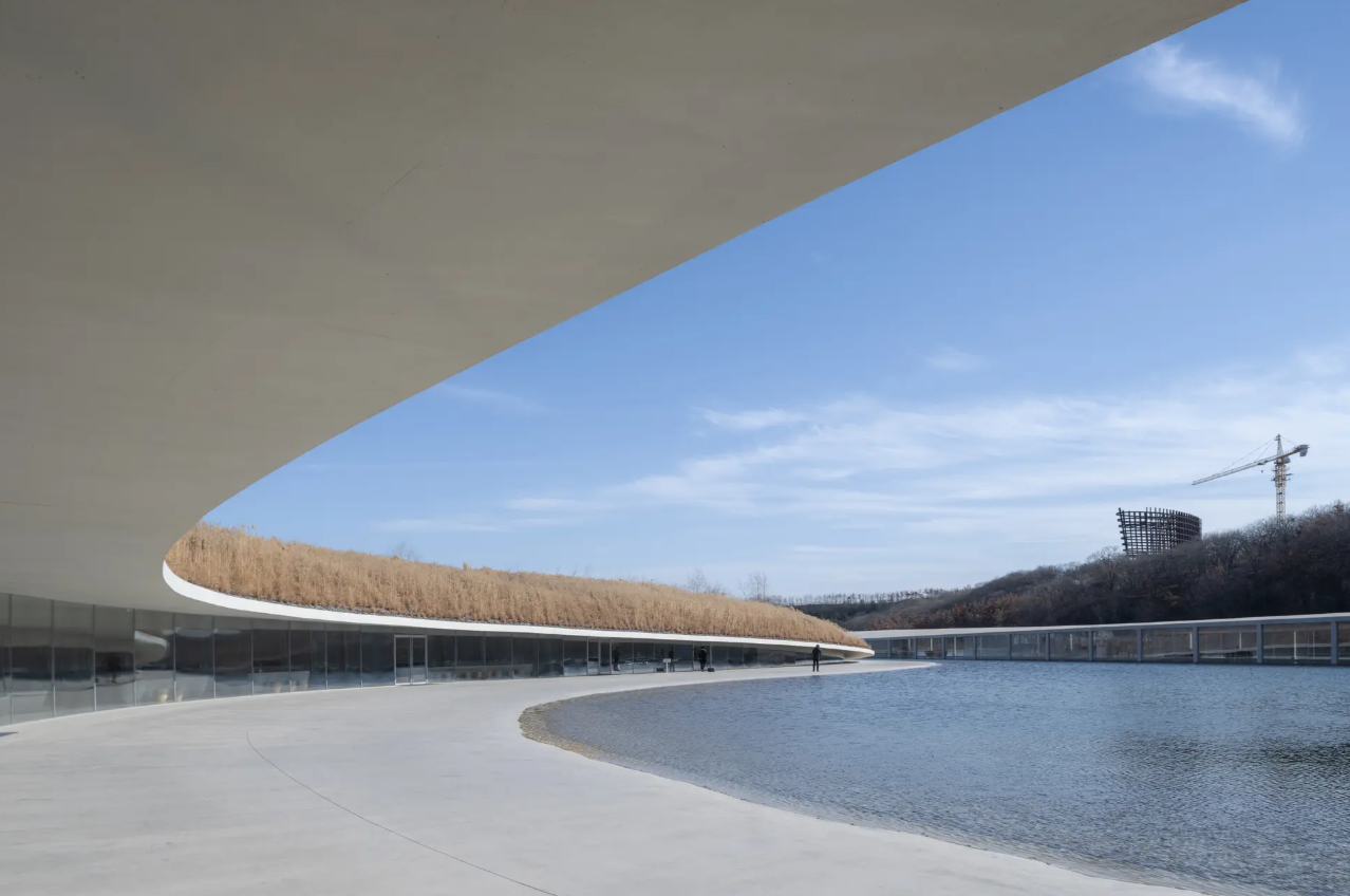 Фото: Arch-Exist/Junya.ishigami+associates В Китае посреди озера построили потрясающий музей протяженностью 1 км. Фото