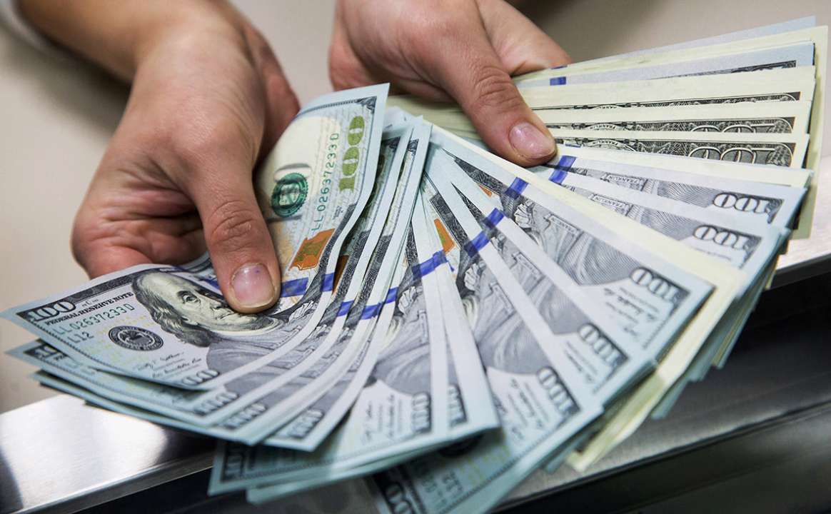 В Україні третій день поспіль дешевшає долар