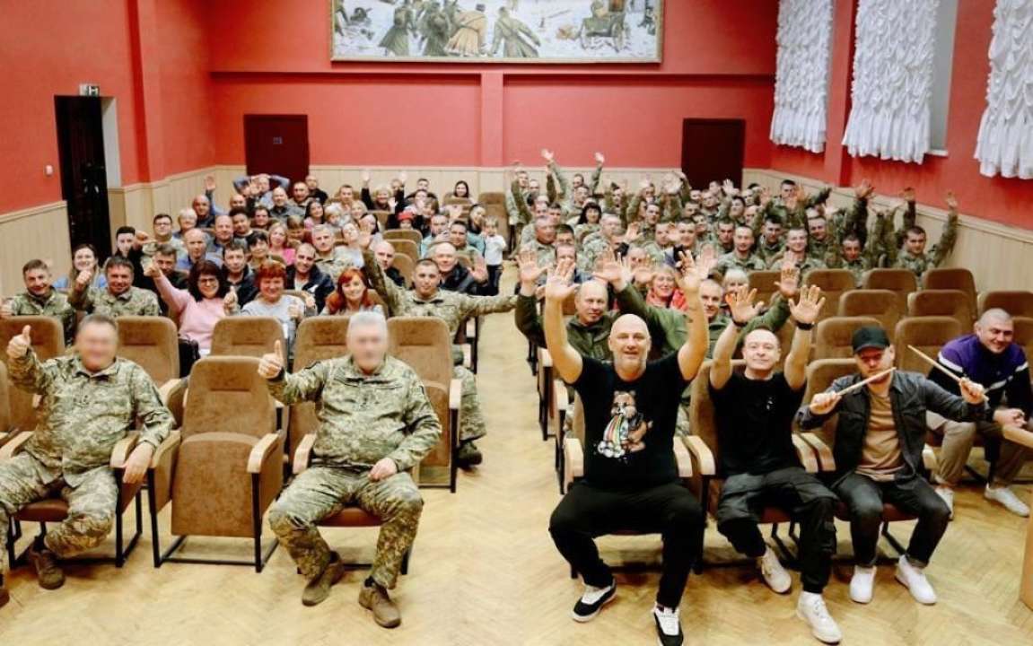 "Мужественные люди, которыми мы восхищаемся": Потап выступил перед украинскими военнослужащими. Виде