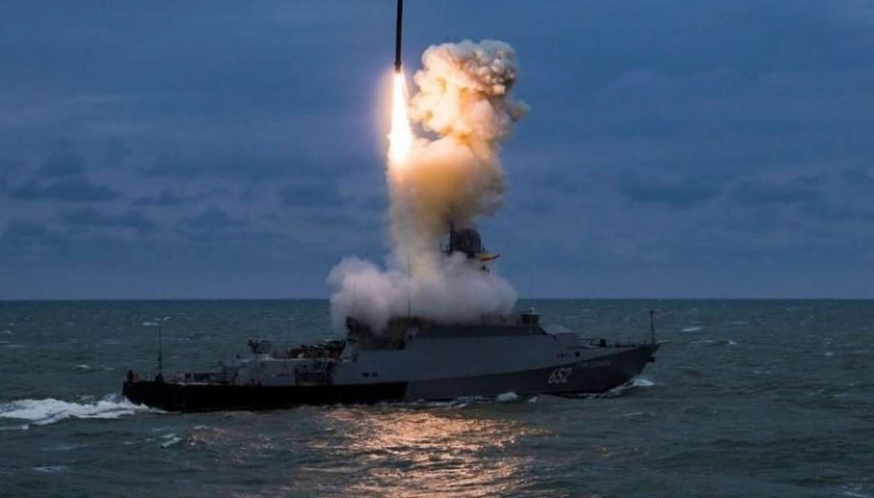 У Чорному морі зафіксовано шість російських ракетоносіїв з максимально можливим залпом до 44 ракет/Фото: Facebook Війська рф збільшили кількість ракет на кораблях у Чорному морі