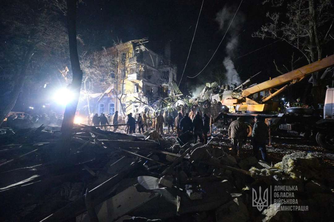 Росіяни вдарили ракетою по житловому будинку у Краматорську/Фото: Донецька ОВА