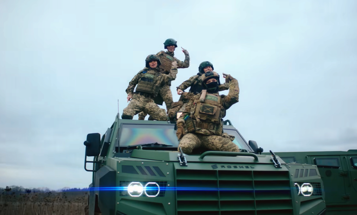 Українці обурилися через нову пісню про військових / Фото: скриншот з відео Черговий музичний скандал: українців обурили слова нової пісні про жінок-військових