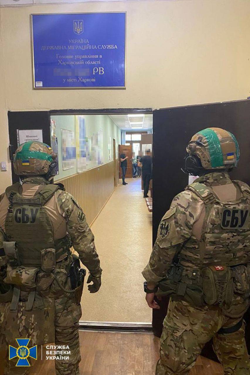 СБУ затримала у Харкові чиновників міграційної служби/Фото: СБУ, Офіс генпрокурора СБУ затримала у Харкові чиновників міграційної служби/Фото: СБУ, Офіс генпрокурора