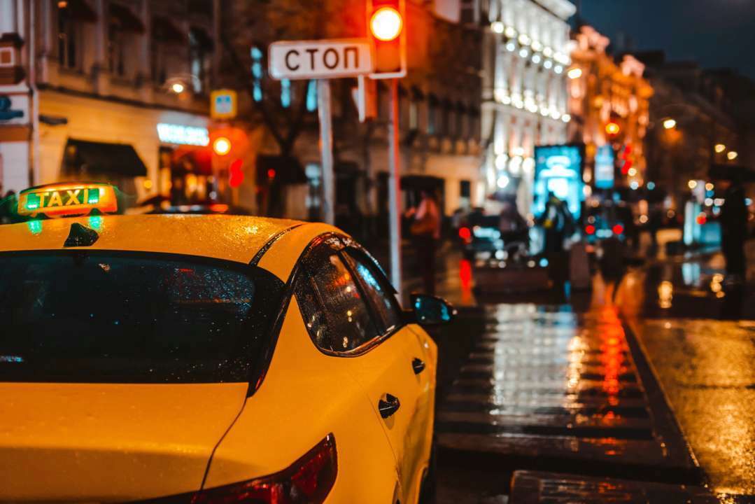 Жителі Ірпеня можуть скористатися соціальним таксі / Фото: shangarey/Freepik