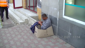 Скріншот з відео: Facebook/Калинівський Ринок У Чернівцях охоронці "зцілили" жебрака, який видавав з себе безногого. Відео