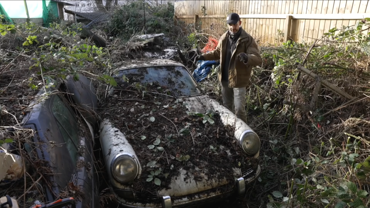 Блогер нашел в саду больше десятка заброшенных раритетных авто/Фото: скриншот из видео Porsche