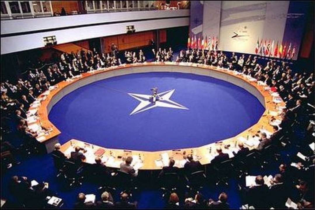 Фото с https://commons.wikimedia.org/ Страны НАТО приостанавливают участие в Договоре об обычных вооруженных силах в Европе - заявление