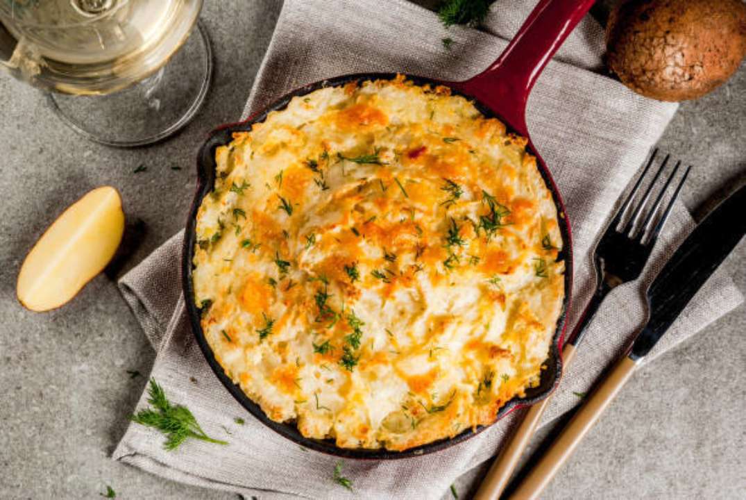 Апетитна картопляна запіканка з куркою, ананасом та сиром