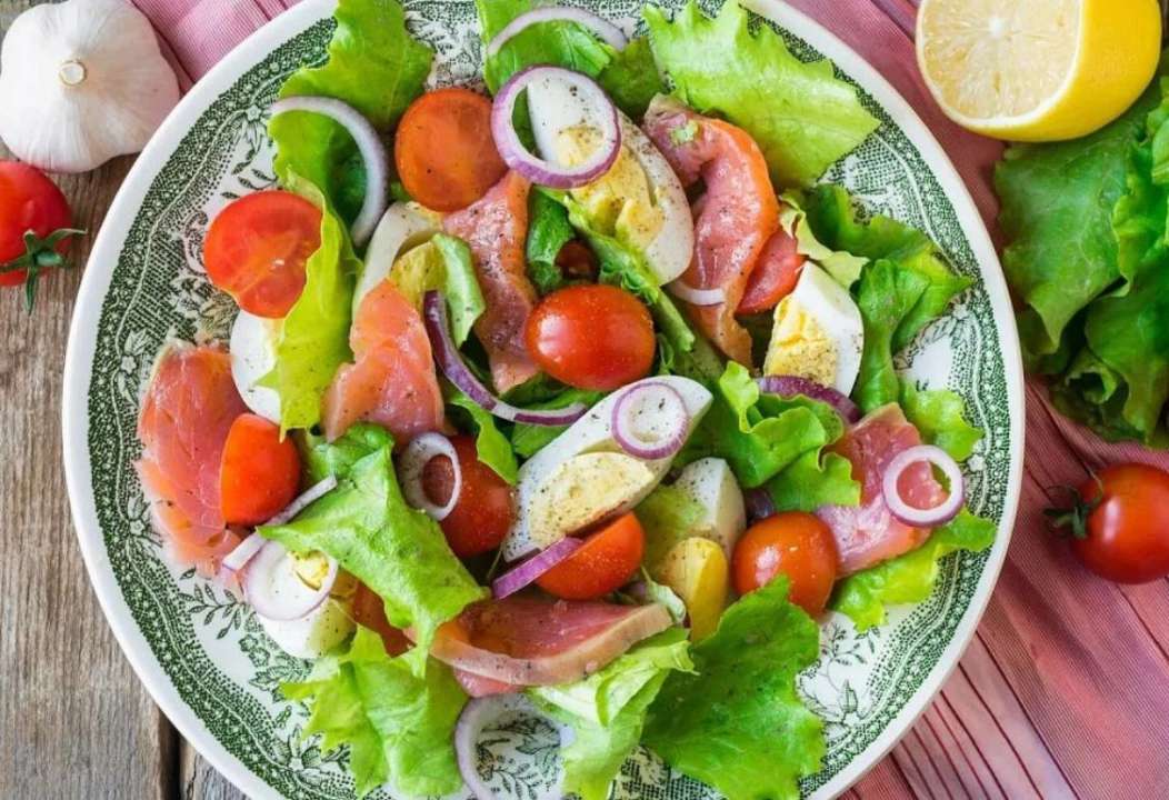 Салат с красной рыбой, яйцом и помидорами черри/Фото: man_darinka.food Легко и питательно: салат с красной рыбой, яйцом и помидорами черри
