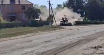 На Курщині помітили танк із біло-червоно-білим прапором На Курщині помітили танк із біло-червоно-білим прапором