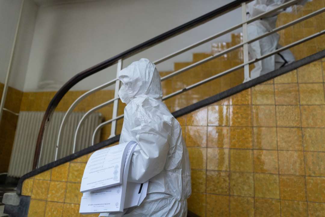 Люди в защитных костюмах