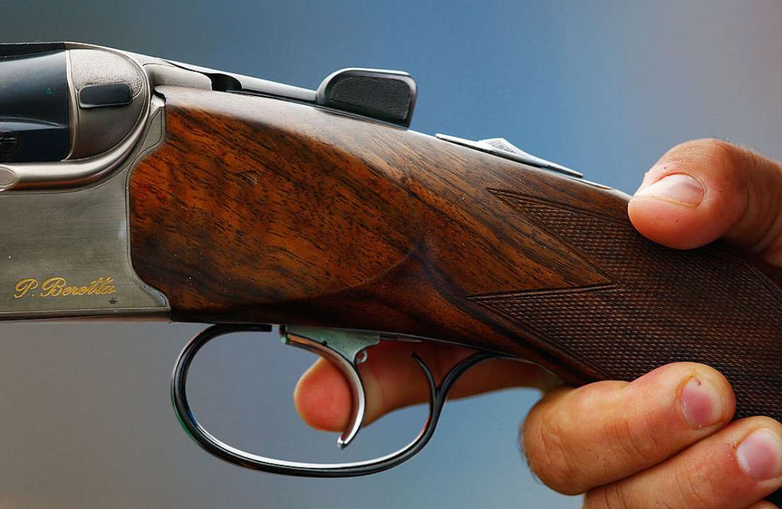 Палец на спусковом крючке ружья