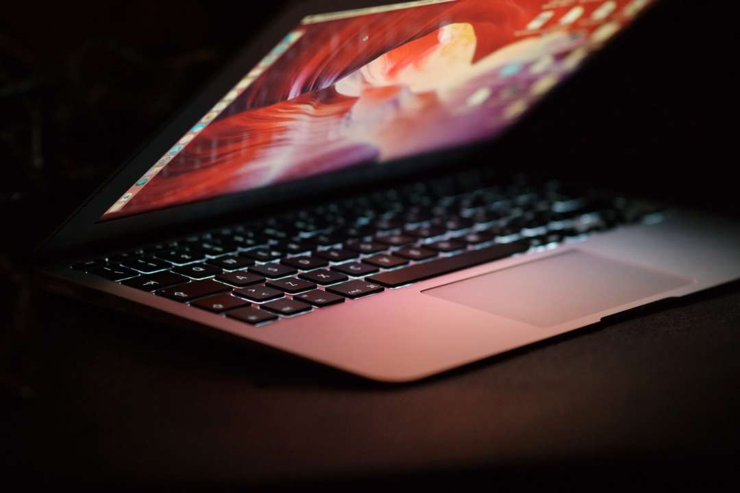 В Apple решили выпустить сенсорный ноутбук / Фото: Freepik Macbook
