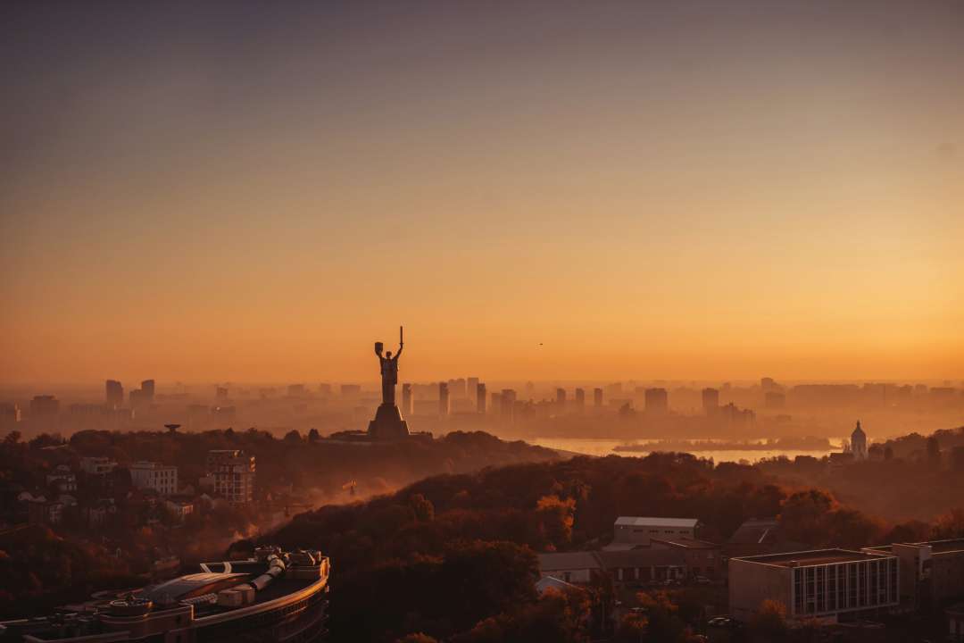 У ДТЕК розповіли, де не буде світла на вихідних / Фото: Freepik Київ