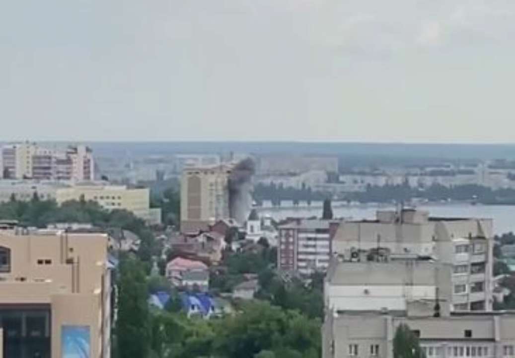 У центрі міста БПЛА влучив у багатоповерхівку. Попередньо відомо про двох постраждалих У центрі міста БПЛА влучив у багатоповерхівку. Попередньо відомо про двох постраждалих