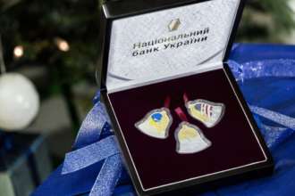 НБУ презентував набір пам’ятних монет, присвячених музичному символу Різдва Нацбанк презентував набір пам'ятних монет "Щедрик – колядка дзвонів"