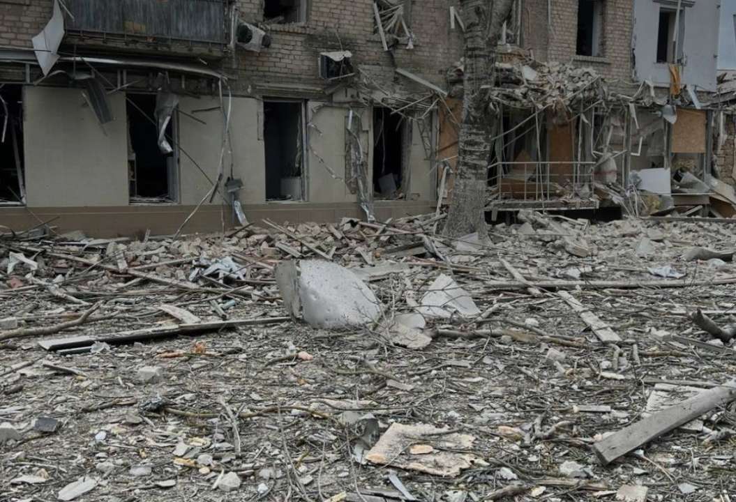 Оккупанты снова атаковали Херсон из авиации/Фото: Херсонская городская администрация/Telegram Разрушенный дом в Херсоне