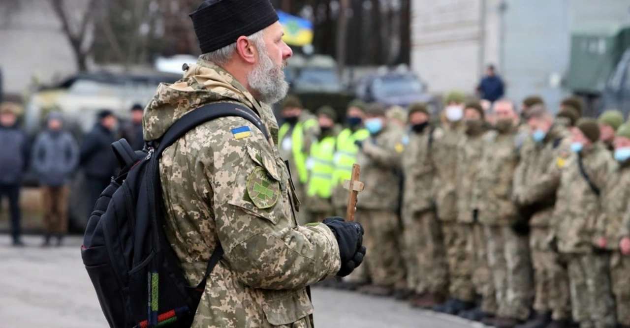 Зеленский высказался за увеличение количества военных капелланов