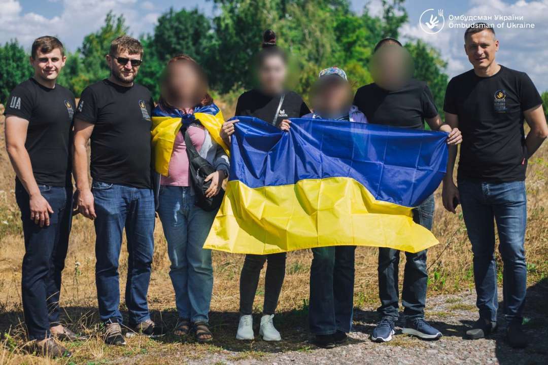 З Луганщини вдалося повернути трьох людей/Фото: dmytro_lubinetzs Україні вдалося повернути з окупованої Луганщини ще трьох людей