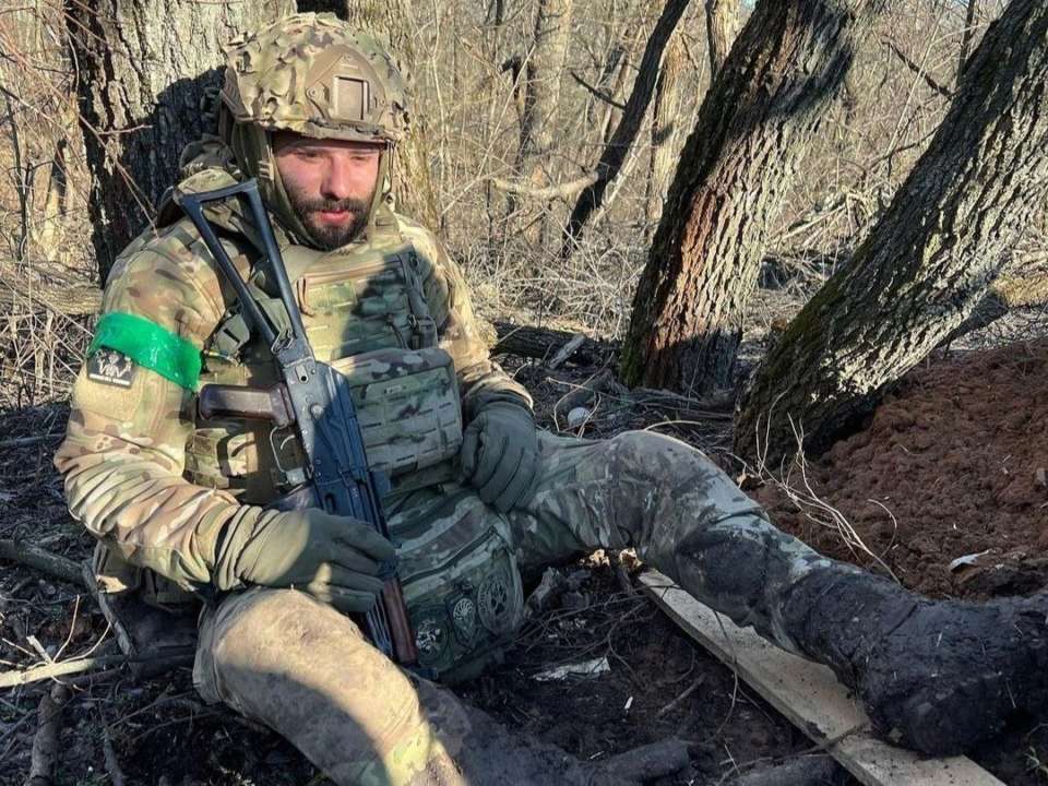 Символ несокрушимости: звезда "Лиги смеха", который получил ранение на фронте открыл футбольный матч