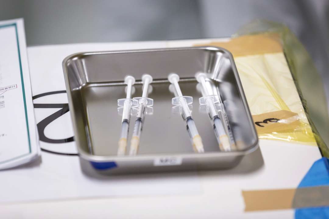Шприцы с вакцинацией от коронавируса
