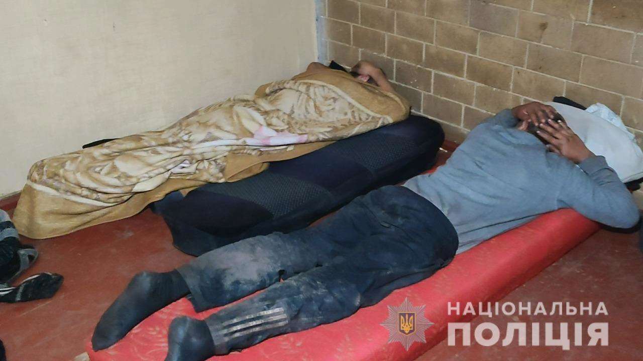 В Одесской области задержали ромов, которые держали в трудовом рабстве 12 человек / фото: Нацполиция В Одесской области трое ромов держали в рабстве 12 человек