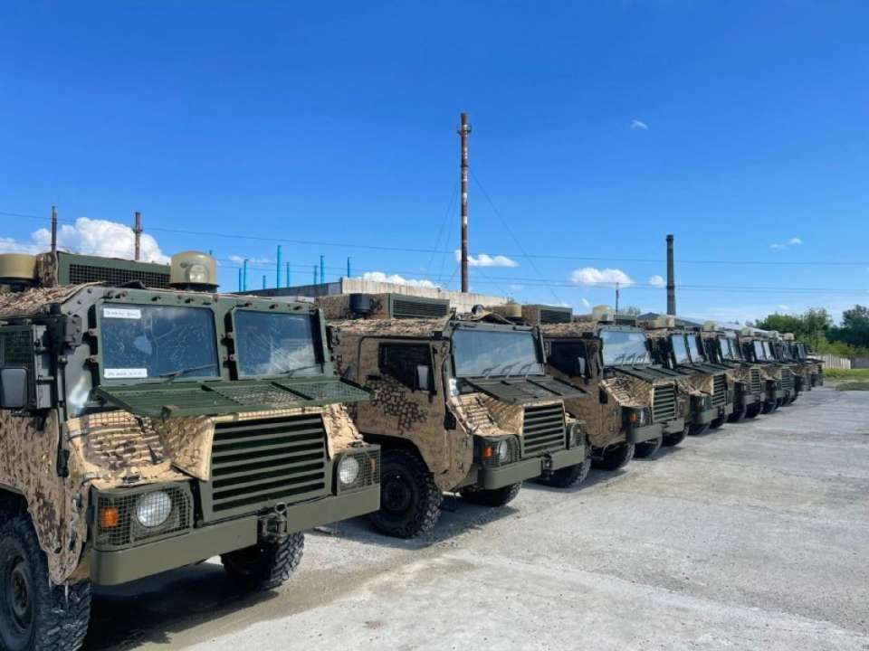 Украинский защитник закупил для ВСУ партию австрийских вездеходов Pinzgauer