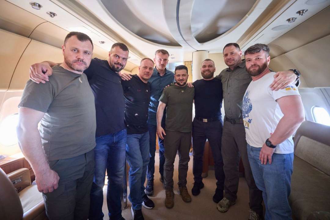 Украинские командиры, отвечавшие за оборону "Азовстали", вернулись из Турции. Видео