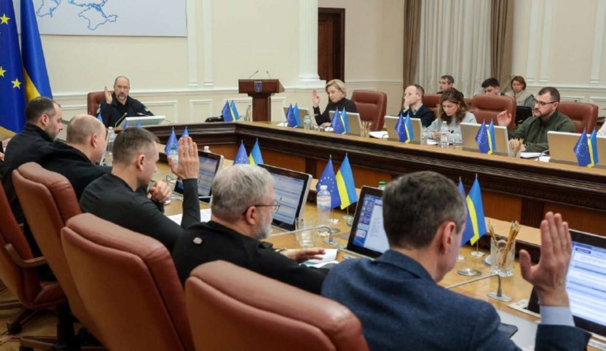 Одне з ключових завдань Уряду — успішно завершити фінансовий 2023-й рік/Фото: Денис Шмигаль Спільно зі Світовим банком Україна розпочинає два важливі проєкти: результати засідання Кабміну