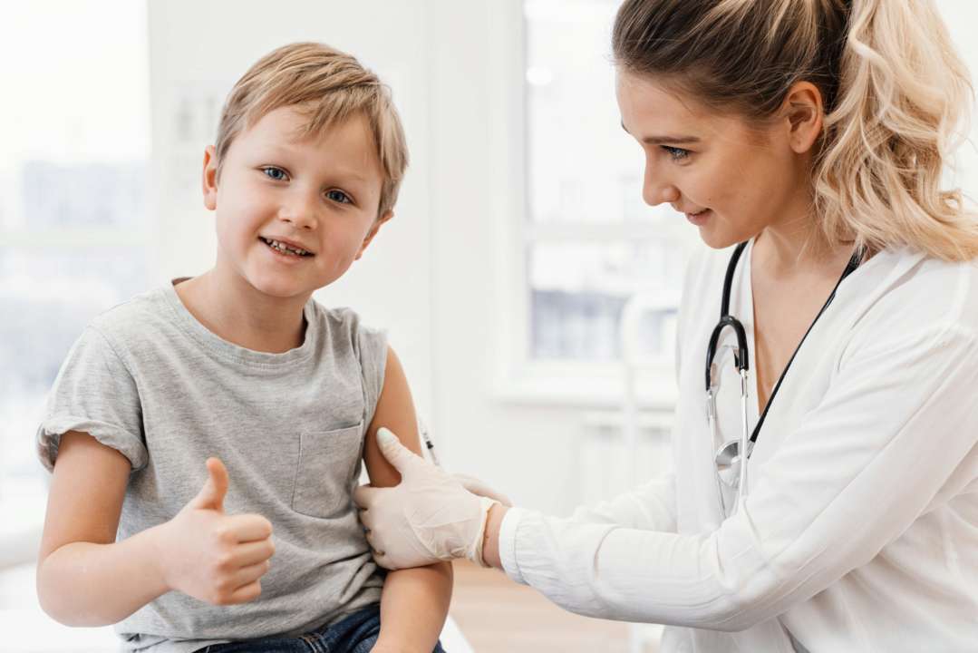 Вакцинация перед детсадом и школой / Фото: freepik Вакцинация перед детсадом и школой: что нужно знать родителям