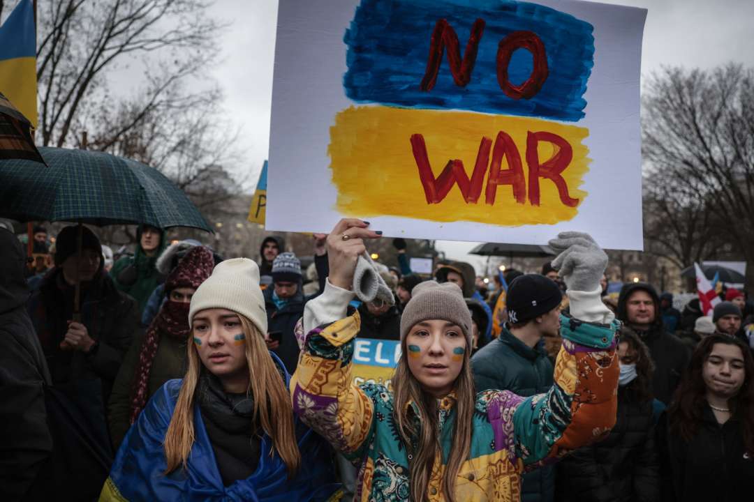 Украинцы не поддерживают отказ от территорий Украины ради мира/Фото: Anna Moneymaker/Getty Images Украинцы протестуют против вторжения россии