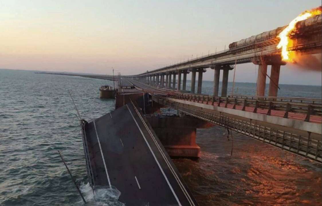 В окупованому Криму горить міст/Фото: соцмережі В окупованому Криму горить міст