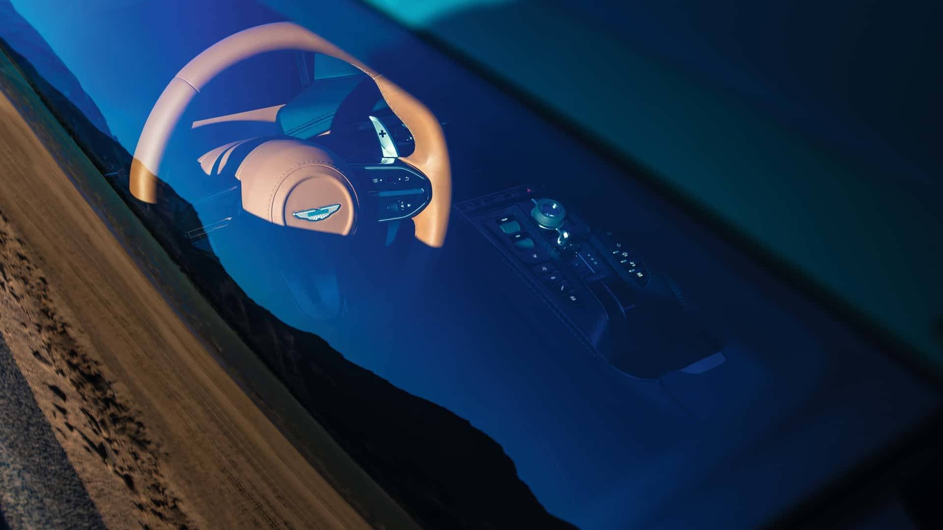 Фото: Aston Martin Мощно, красиво, дорого: Aston Martin представила шикарный "супертурер" DB12