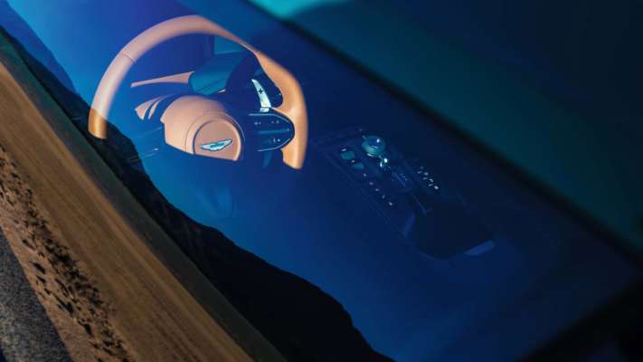 Фото: Aston Martin Потужно, красиво, дорого: Aston Martin представила шикарний "супертурер" DB12