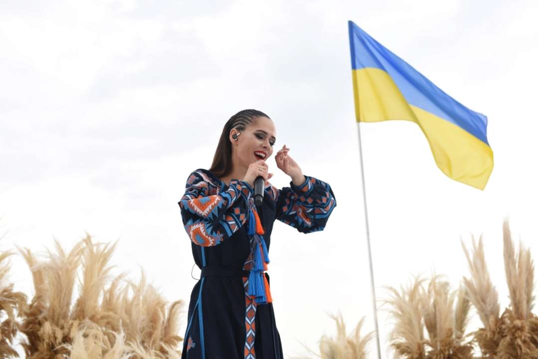 Юлія Саніна розповіла про давнє бджільництво в Україні/Фото: Караван історій Юлія Саніна розповіла про давнє бджільництво в Україні в межах проєкту МКІП спільно з Marie Claire
