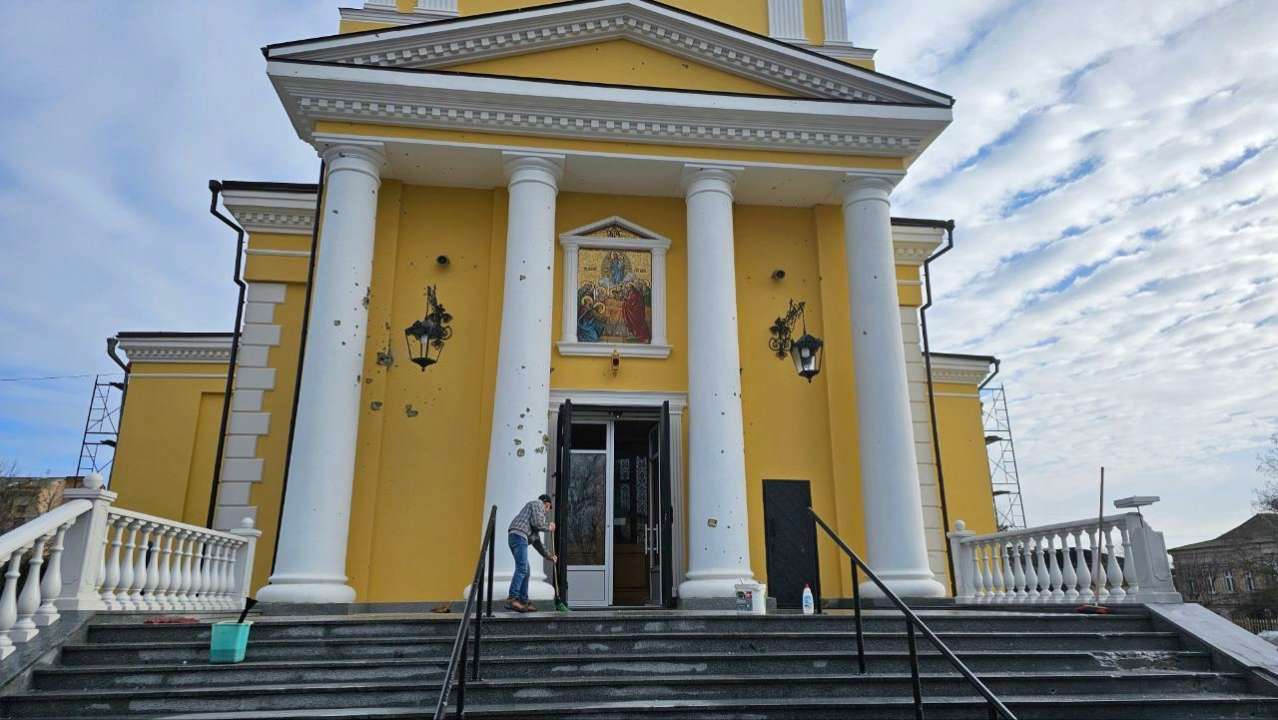 росіяни обстріляли собор у центральній частині Херсону (відео)