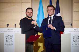 У Парижі Володимир Зеленський та Еммануель Макрон підписали Угоду про безпекове співробітництво між Україною та Францією/Фото: Офіс президента Зеленський та Макрон підписали угоду про співпрацю у сфері безпеки