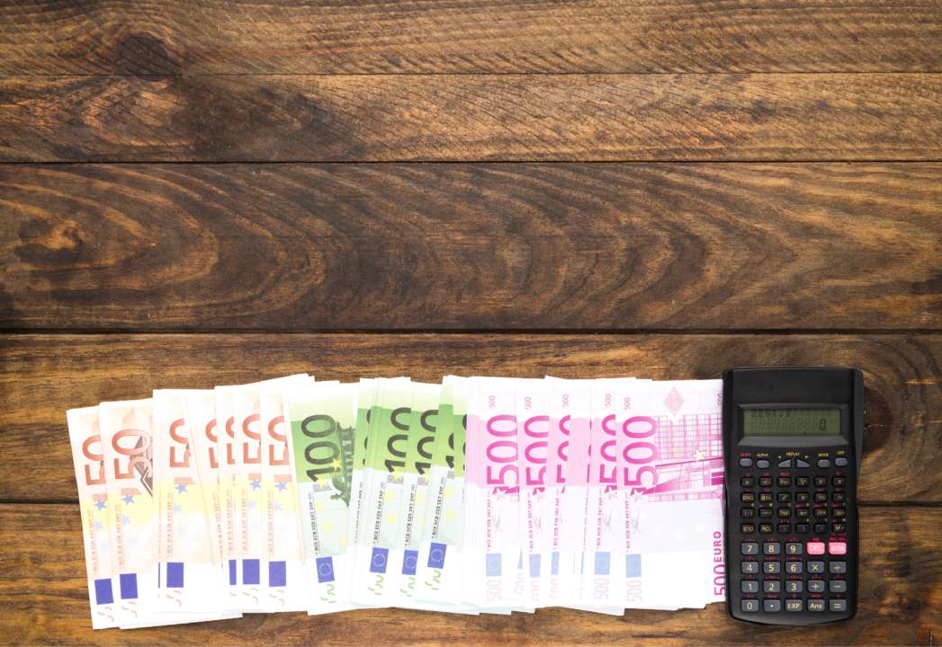 Сколько стоит сегодня доллар и евро. Фото: Freepik цена евро и доллара