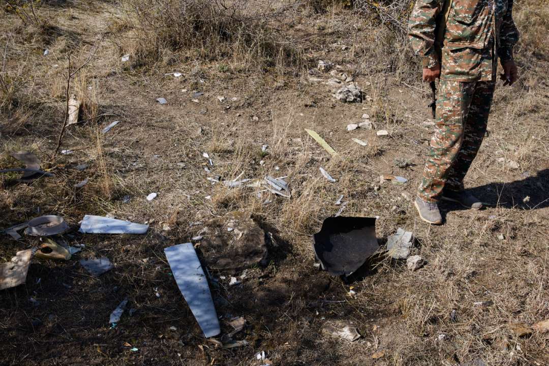 Военный рядом со сбитым дроном
